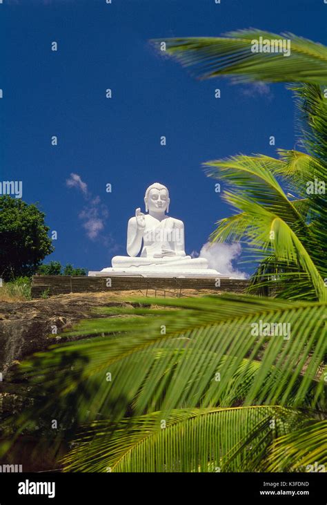 Estatua Blanca De Buda Mihintale Fotograf As E Im Genes De Alta