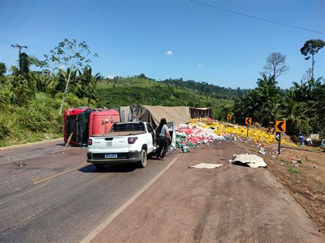 Carreta carregada de cervejas tomba na BR 163 e carga é saqueada em