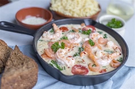 Gambas Met Gerookte Zalm In Een Roomsaus Met Knoflook En Witte Wijn