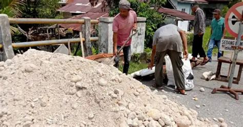 Dinas Pupr Singkil Timbun Lubang Jembatan Penghubung Antardesa Pulau Sarok