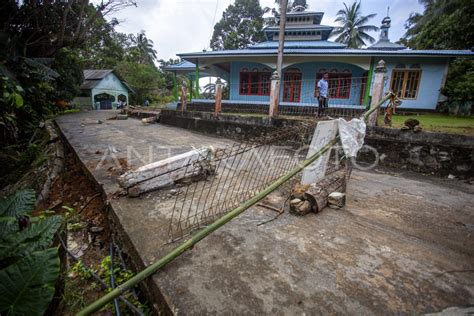 TITIK BENCANA TANAH LONGSOR SERASAN ANTARA Foto