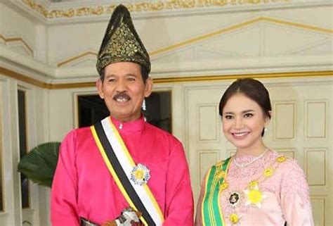 Carian Mengenai Topik Istiadat Memuliakan Ulang Tahun Hari Keputeraan