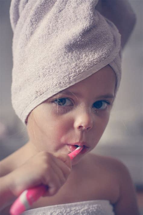 Fille Dans La Salle De Bains Image Stock Image Du Bains Fille 5878495