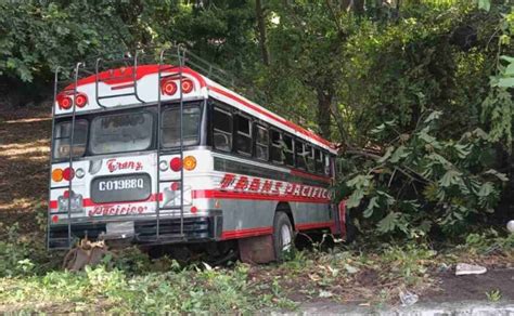 Bus Choc Contra Poste Y Cay A Una Hondonada En Ruta A Puerto Quetzal