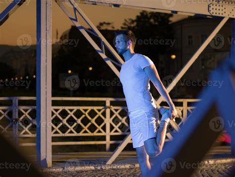 Homem Correndo Pela Ponte Na Cidade 10416380 Foto De Stock No Vecteezy