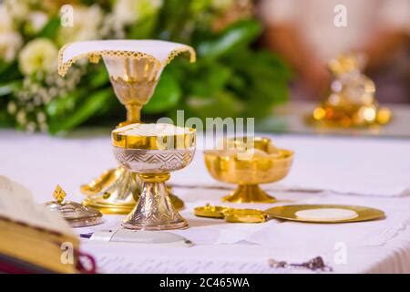 Altar Con Hostia Consagrada Que Se Convierte En El Cuerpo De Jesucristo