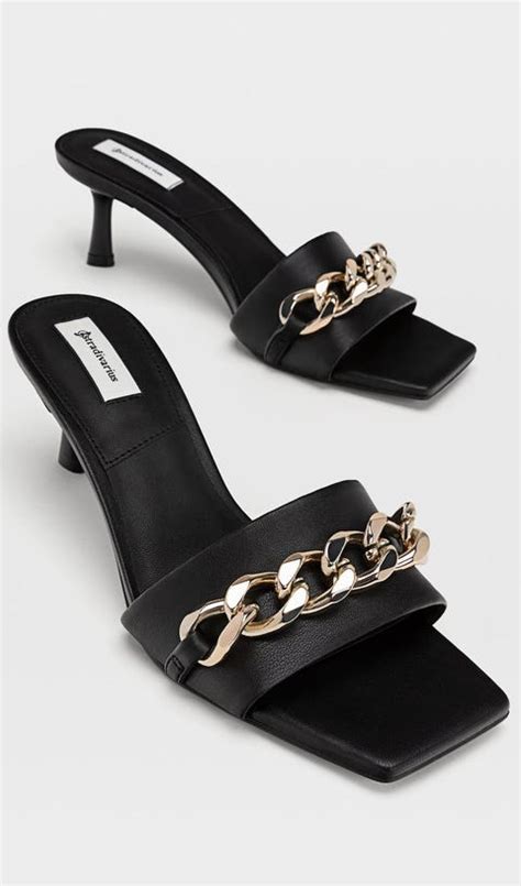 Las Sandalias De Cadena De Versace Cuestan 29€ En Stradivarius