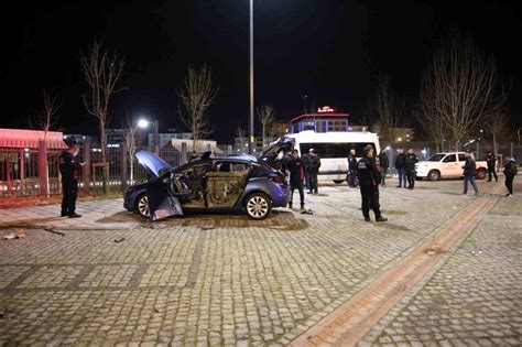 Muş ta Park Halindeki Otomobilde Patlama Sürücü Yaralandı Haberler