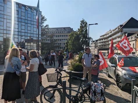 Une quinzaine d opposants à la réforme des retraites rassemblés devant