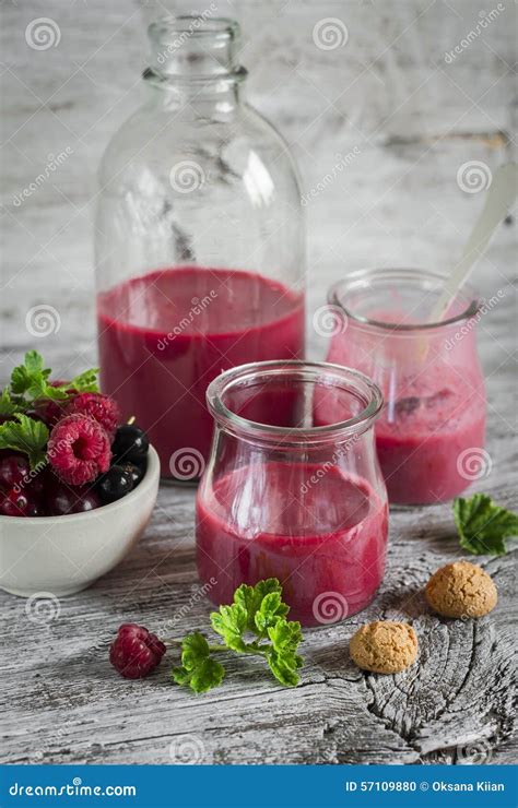 Smoothies Y Galletas Bocado Sano De La Baya Foto De Archivo Imagen