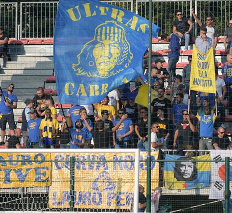 Torcida Fuori Dallo Stadio Pronta La Festa Dei Tifosi