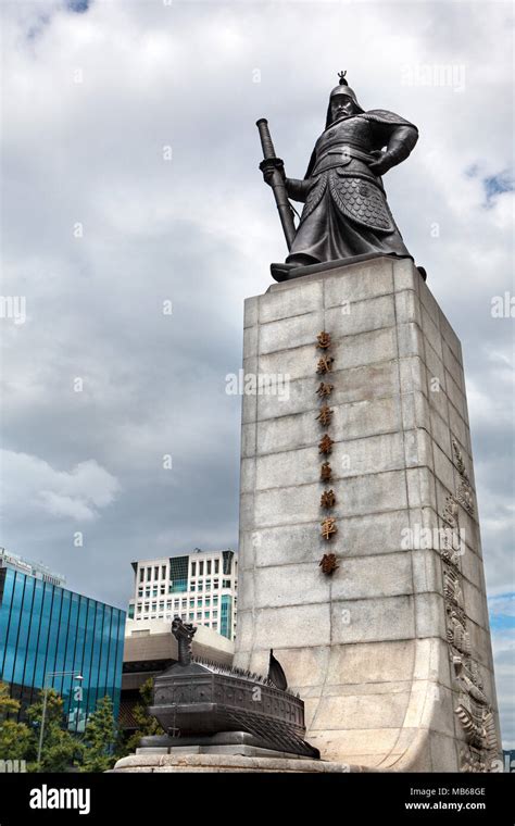 Admiral yi sun shin statue hi-res stock photography and images - Alamy