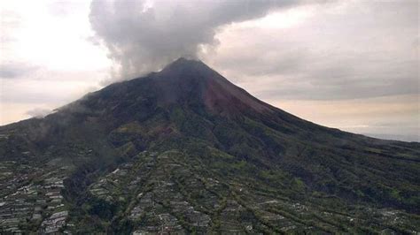 Gunung Merapi Erupsi Luncurkan Awan Panas Sejauh 1 5 Km