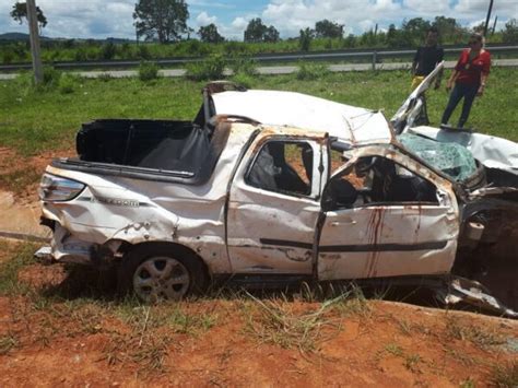 Ap S Bater Em Caminh O Carro Capota E Passageiro Morre Em Goi Nia