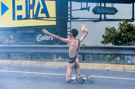 Fotos 10 fotos icônicas dos protestos na Venezuela 02 06 2017 UOL