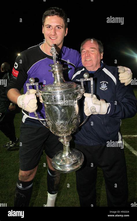 Billericay Town célébrer leur Essex Senior Cup victory Brentwood