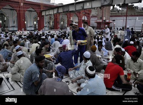 Pakistani Volunteers Hi Res Stock Photography And Images Alamy