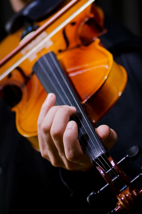 Tuning a Violin - How to Tune a Violin in 3 Easy Steps - Violin Lessons