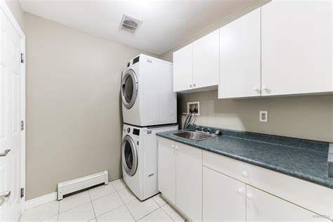 14922 102a Avenue, Guildford, North Surrey, V3R1K9, Single Family