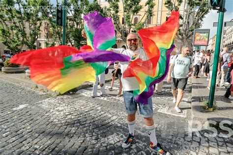 Un Milione Di Persone Celebrano Il Gay Pride Un Trionfo Di Diversit