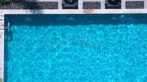 Im Genes De La Opini N De Ojos De P Jaro De La Piscina Del Hotel Foto