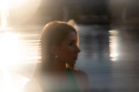 Vista Lateral De Una Mujer Joven Mirando Hacia El Lago Foto Premium