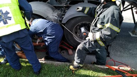 Ciclista Sobrevive Ap S Parar Embaixo De Caminh O E Ficar Preso S