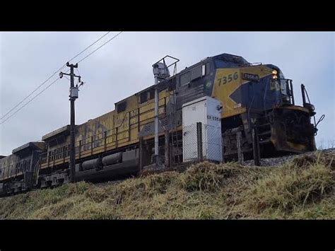 Locomotiva Wabtec AC44i 7356 6 liderando um longo trem de minério