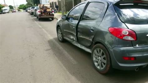 Carros batem em cruzamento do Bairro Coqueiral Vídeo Dailymotion