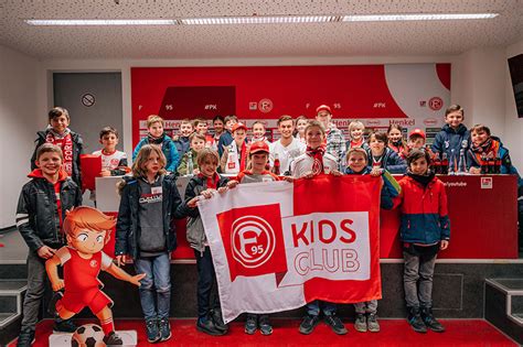 Fortuna D Sseldorf Tim Oberdorf Liest Jungen Fortuna Fans Vor