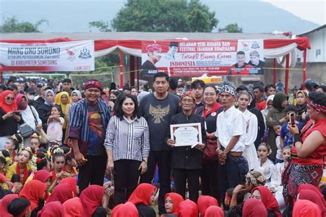 Melestarikan Seni Budaya Sunda Di Era Modern Seniman Dari Majalengka