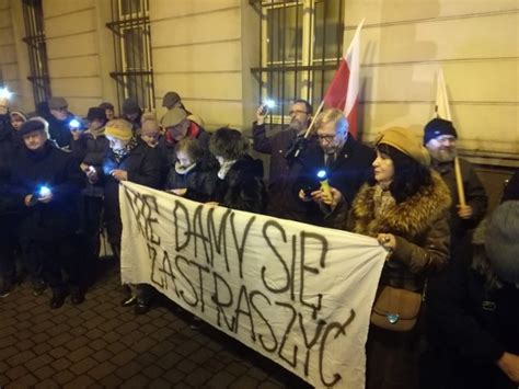 Protest przed sądem w Kaliszu przeciw zamianom w sądownictwie ZDJĘCIA