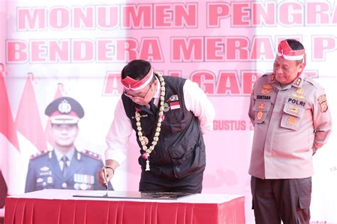 Ridwan Kamil Resmikan Monumen Perajin Bendera Merah Putih Leles Di