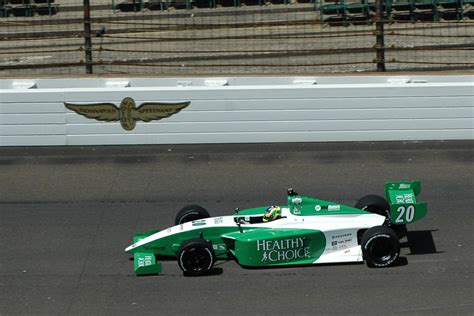 Bia Figueiredo correndo no circuito de Indianápolis pela Indy Lights