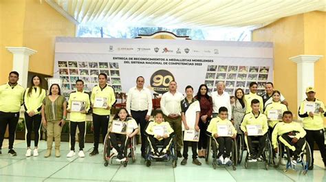 Tierra de Campeones Entrega Cuauhtémoc Blanco reconocimientos a