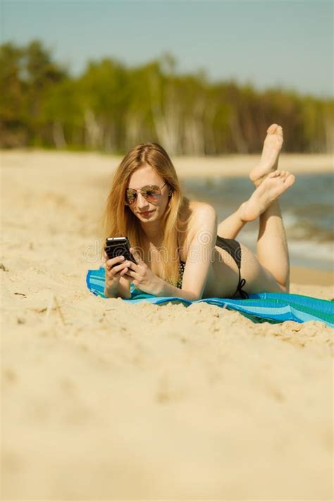 Mujer En Bikini Que Toma El Sol Y Que Se Relaja En La Playa Foto De