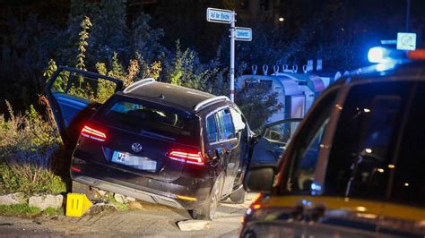 Unfall In Wuppertal Autofahrer Kracht Gegen Laterne Fotos