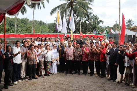 Disambut Antusias Warga Kehadiran Gubernur Olly Menjadi Kado Hut