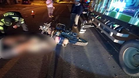 Motociclista y su acompañante mueren al chocar contra camión que hacía