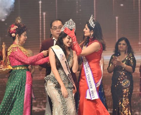 Joevy Chua Crowned Mrs Malaysia Tourism Queen Intl Debbie Lee