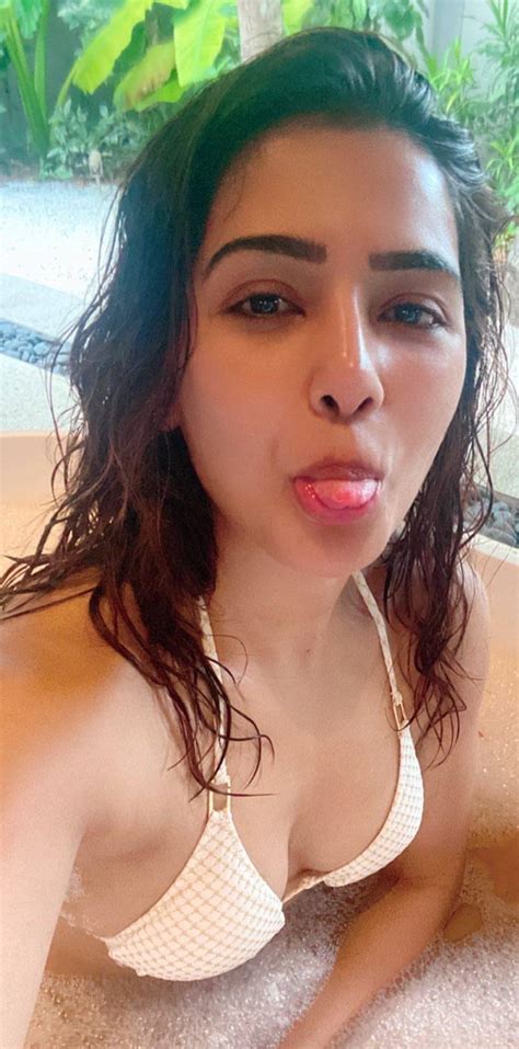 Samantha In Bikini Scrolller