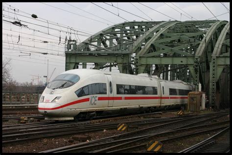 ICE 402510 verläßt hier am 17 3 2005 Hohenzollernbrücke in Köln und