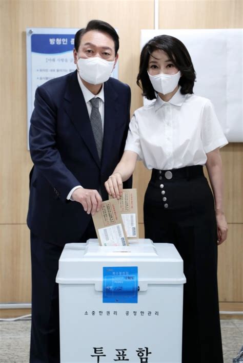 김건희 여사 없이윤석열 대통령 부산서 사전투표 한국경제