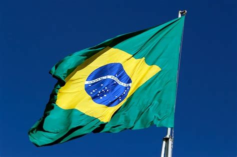 Bandeira Do Brasil Tremulando Ao Vento Foto Premium