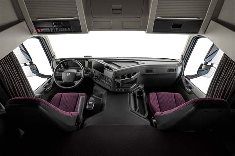 Explore the interior of Volvo FM | Volvo Trucks