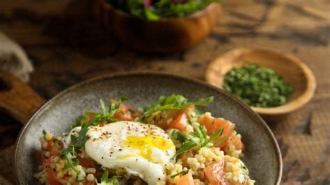 Bulgur Salat Mit Tomaten Pochiertem Ei Lecker Und Schnell