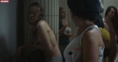 Trapped II nude pics página