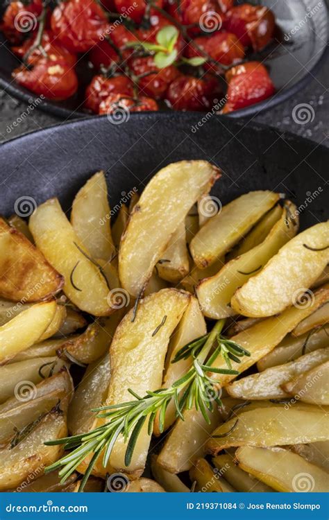 Patatas Asadas Con Romero En Una Cazuela De Hierro Con Tomates