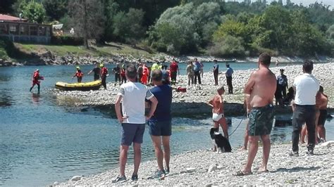 Flash Si Tuffa Nel Ticino Per Salvare Una Bimba Muore Affogato