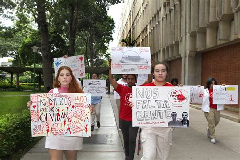 Pancartazo contra la censura protagonizaron ucabistas en el Día del